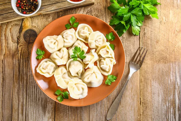 Dumplings hechos en casa sobre una vieja mesa de madera . — Foto de Stock