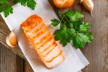 Ahşap bir masa üzerinde yeşillikleri ile domuz domuz yağı.