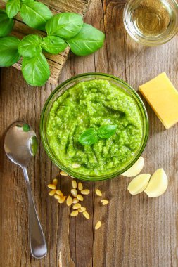 Ev yapımı pesto sos. Malzemeler. Peynir, sarımsak, fesleğen, çam n