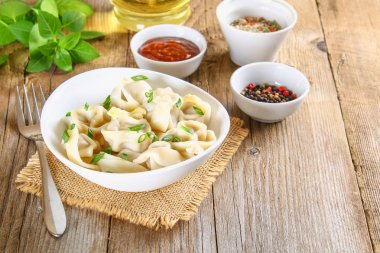 Eski ahşap masa hazır ev yapımı köfte.