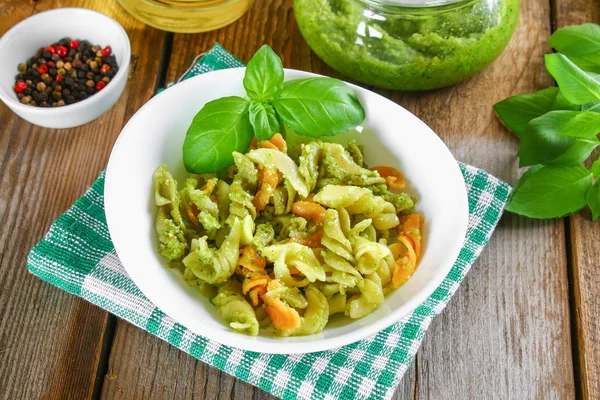 Pasta with pesto sauce on an old wooden table. — Stock Photo, Image