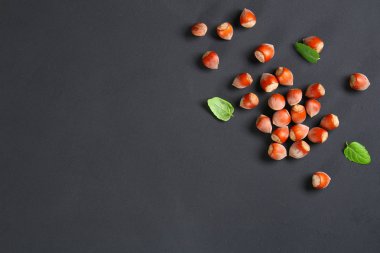 Doymuş bir siyah arka plan üzerine üstten görünüm kavrulmuş soyulmuş fındık. Abur cubur. Kopya alanı