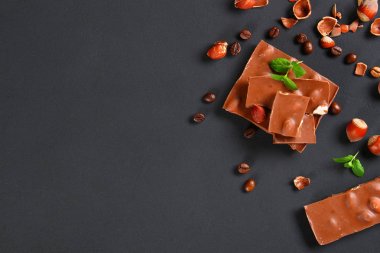 Çikolata fındık, nane ve koyu gri masada kahve taneleri