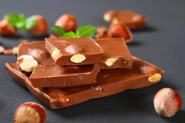 Cioccolato Con Nocciole Menta Chicchi Caffè Tavolo Grigio Scuro — Foto Stock