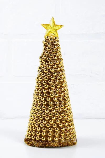 Diy árbol de Navidad de oro de la guirnalda de perlas . — Foto de Stock