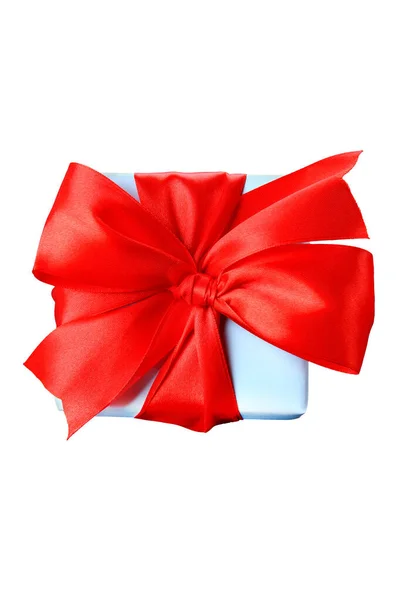 Geschenkdoos met rode strik geïsoleerd op witte achtergrond. — Stockfoto