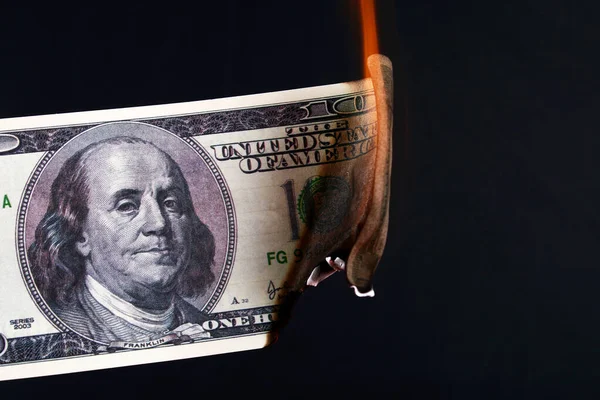 100 amerikansk dollar bränning i Fire Flame. kollapsen av dollarn. Devalvering. Fallande valuta — Stockfoto