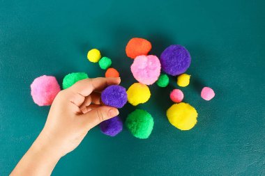 El yumuşak yünlü pompom dokunur. Dokunma, dokunsallık, duygular kavramı.