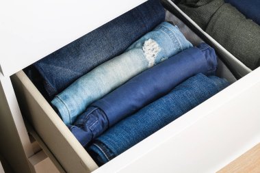 Pantolon Marie Kondo metoduna göre katlandı. Elbiselerin sandıkta dikey depolanması. Depo organizasyonu. Düzen ve temizlik. Karantina, kendini izole etme, ev işi..
