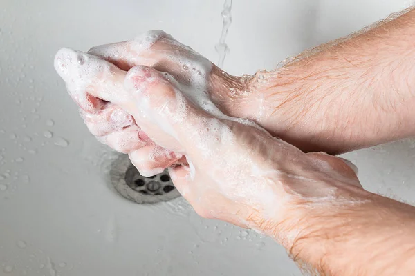 사람은 밑에서 비누를 사용하고 씻는다 손으로 — 스톡 사진