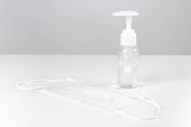 Coronavirus önleme tıbbi cerrahi maskeler, el temizleyici jel hijyen korona virüs koruması.