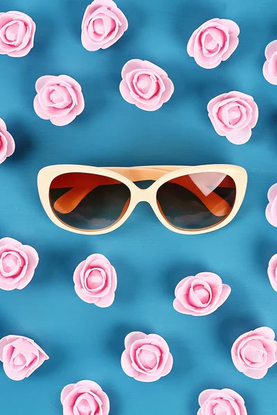 Gafas Sol Con Pequeñas Rosas Sobre Fondo Azul Vista Superior — Foto de Stock