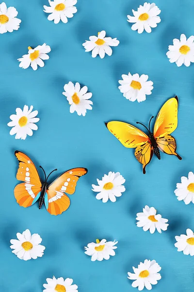 Gelbe Und Orangefarbene Schmetterlinge Und Gänseblümchen Auf Blauem Hintergrund Ansicht — Stockfoto