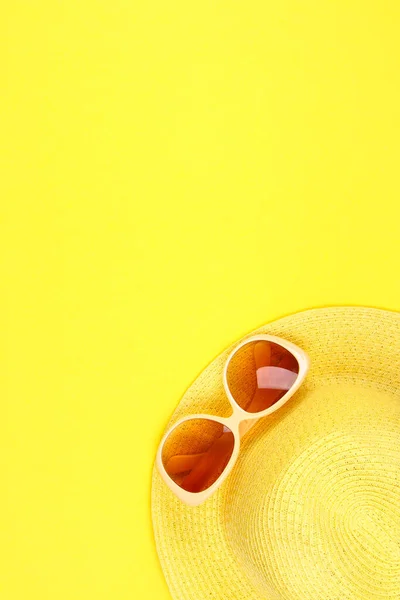 Sombrero Gafas Sol Sobre Fondo Amarillo Pastel — Foto de Stock
