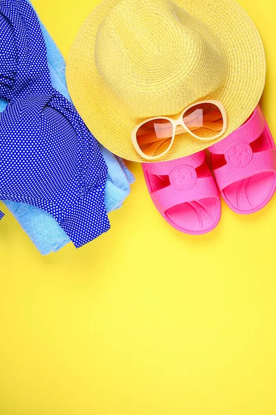 Pantofole Bikini Asciugamano Cappello Occhiali Sole Sfondo Giallo Pastello Viaggi — Foto Stock