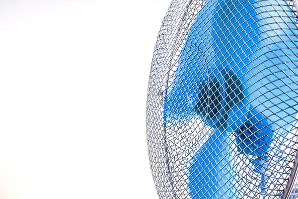 Pracovní Ventilátor Bílém Pozadí Pohyb Vzduchu Pomocí Ventilátoru Nebo Ventilátoru — Stock fotografie