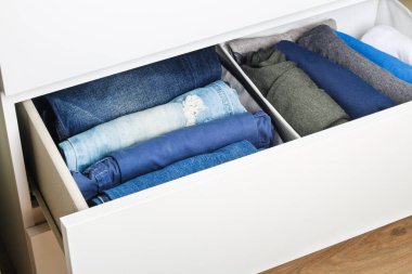 Pantolon Marie Kondo metoduna göre katlandı. Elbiselerin sandıkta dikey depolanması. Depo organizasyonu. Düzen ve temizlik. Karantina, kendini izole etme, ev işi..