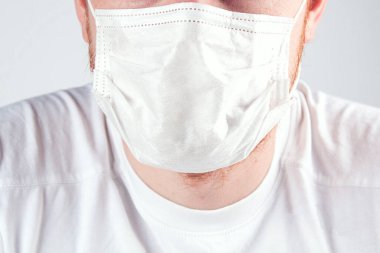 Koronavirüse karşı koruyucu maske takan bir adam. Panorama panoraması. Salgın, salgın, kendini izole etme, karantina.