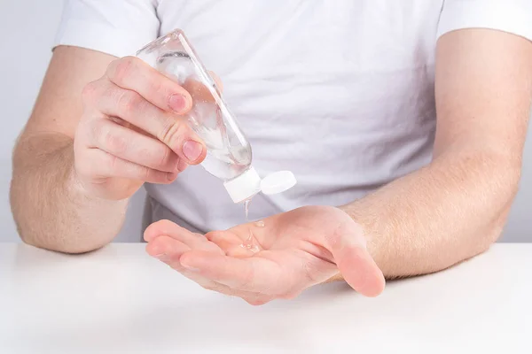Homem Pessoa Usando Pequeno Higienizador Portátil Mão Antibacteriana Nas Mãos — Fotografia de Stock