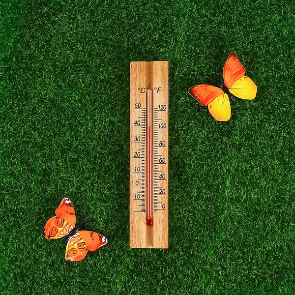 Das Thermometer Zeigt Sonnigen Sommertagen Hohe Grad Heiße Temperaturen Temperatur — Stockfoto