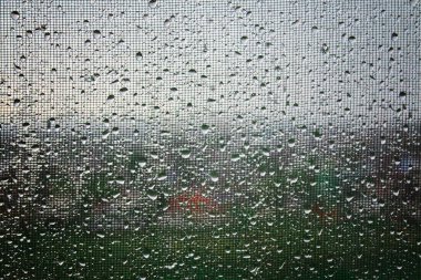 Cama yağmur damlaları damlıyor. Yağmurlu hava, bulutlu yağmur fırtınası