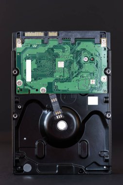 siyah arka plan üzerinde SATA hdd sabit disk sürücü