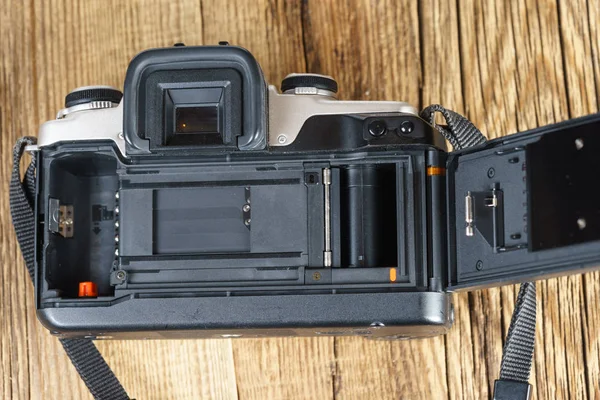Het achteraanzicht van een oude film camera houten achtergrond — Stockfoto