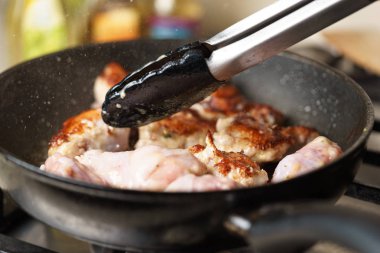 Tavada yakın planda kızarmış tavuk pişirme.