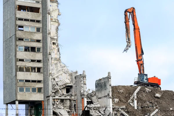 Building demolition with hydraulic excavator — Stock Photo, Image