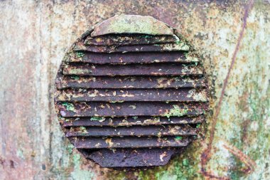 eski paslı metal sanayi dairesel havalandırma ızgara