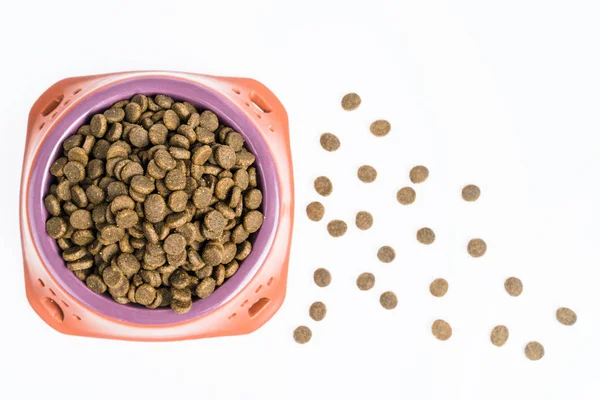 Cuenco de cerámica con comida seca para mascotas sobre fondo blanco —  Fotos de Stock