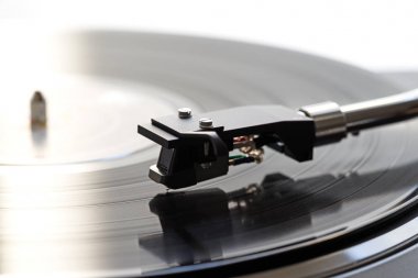 Vinil plak çalar