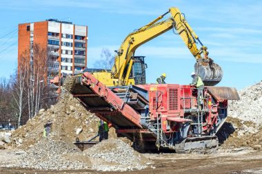 Paletli mobil kırıcı ve Ekskavatör Kırma Beton.
