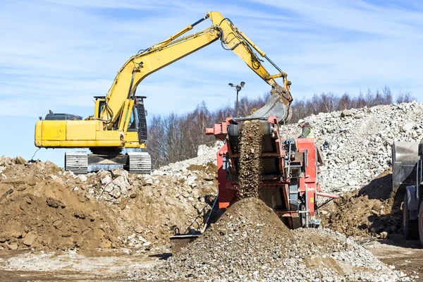 Crawler mobil kross och grävmaskin krossning betong. — Stockfoto