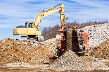 Paletli mobil kırıcı ve Ekskavatör Kırma Beton.