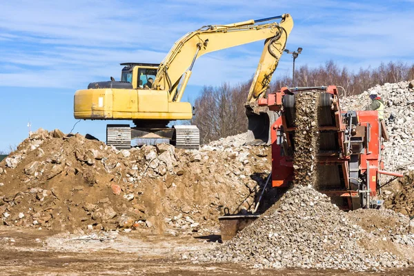 Triturador móvel de esteiras rolantes e escavadeira Esmagamento concreto . — Fotografia de Stock