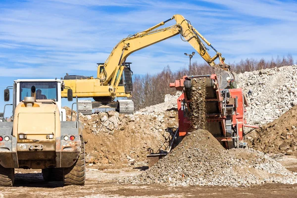 Crawler Mobilne kruszarki i koparek Kruszarki betonu. — Zdjęcie stockowe