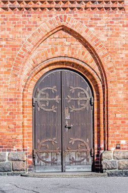 Eski ahşap kapı, paslı menteşe ve kilit, tuğla duvar