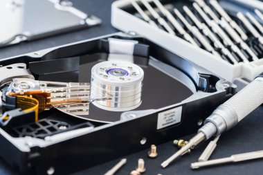 Yakın çekim, iğ, aktüatör kol, okuma yazma kafası, tabağı, sökme araçları içinde sökülüp sert yuvarlak yüzey götürmek