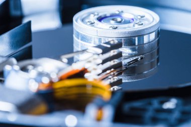 yakın çekim, iğ, aktüatör kol, okuma yazma kafası, tabağı, şerit kablo içinde sabit disk sürücü