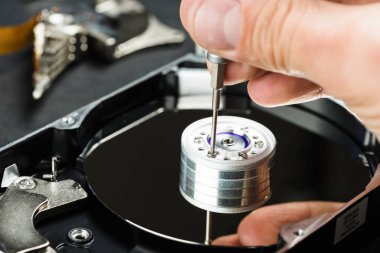 Tamirci sabit disk sürücüsünü söküyor..