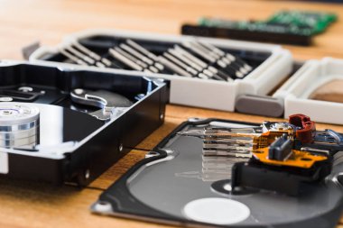 Yakın çekim, iğ, aktüatör kol, okuma yazma kafası, tabağı, sökme araçları içinde sökülüp sert yuvarlak yüzey götürmek