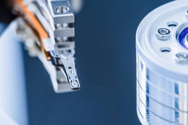 okumak sabit disk içinde closeup yazmak kafa, tabağı, iğ