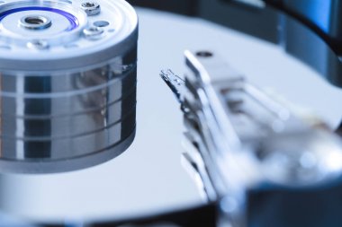 Demonte sert yuvarlak yüzey götürmek içinde yakın çekim, iğ, aktüatör kol, okuma yazma kafası, tabağı