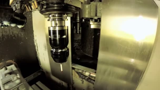 Fabricación de piezas metálicas de precisión — Vídeos de Stock