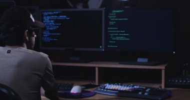 Karanlık odada oturan bilgisayar korsanı 