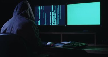 Karanlık odada oturan bilgisayar korsanı 