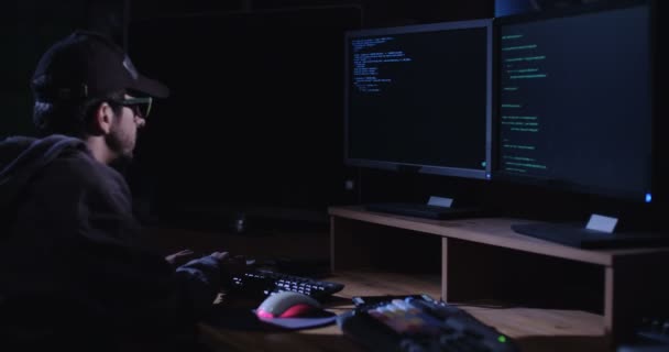 Pirate informatique assis dans la pièce sombre — Video