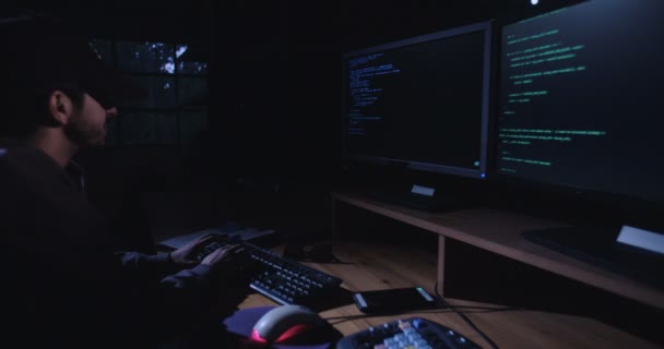 Hacker di computer seduto in camera oscura — Video Stock