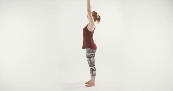 Jeune femme blonde effectuant du yoga — Video